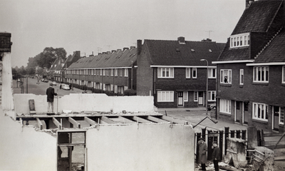 847654 Gezicht op de sloop van een pand op de kopse zijde van de St.-Josephlaan te Utrecht, ten behoeve van de aanleg ...